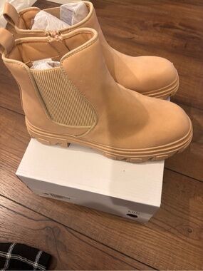 Dream Pairs Tan Chelsea Boot for Kids